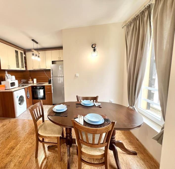 Bojurland Apartment, *